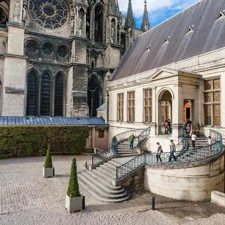 Apartment Au Coeur De La Cite Des Sacres - Renove *