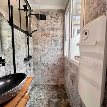 Au Coeur De La Cite Des Sacres - Renove Apartment *